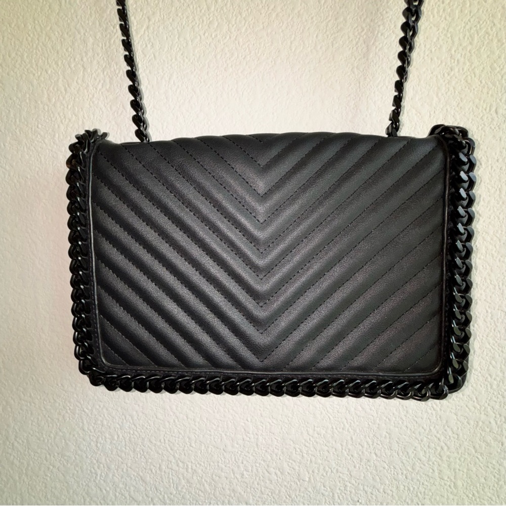 Chic Black Chevron Crossbody Bag